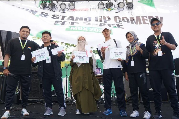 Para mahasiswa baru UM Surabaya yang ikut Stand Up Comedy untuk sampaikan aspirasi Pemilu 2024 yang damai.