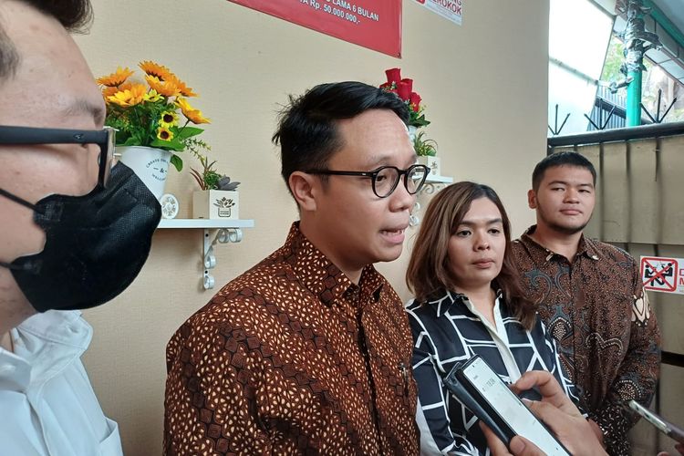 Pengacara Karen Agustiawan, Togi Pangaribuan saat ditemui di Pengadilan Negeri Jakarta Selatan, Senin (16/10/2023).