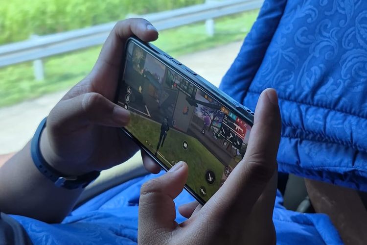 Ilustrasi main game di perjalanan.