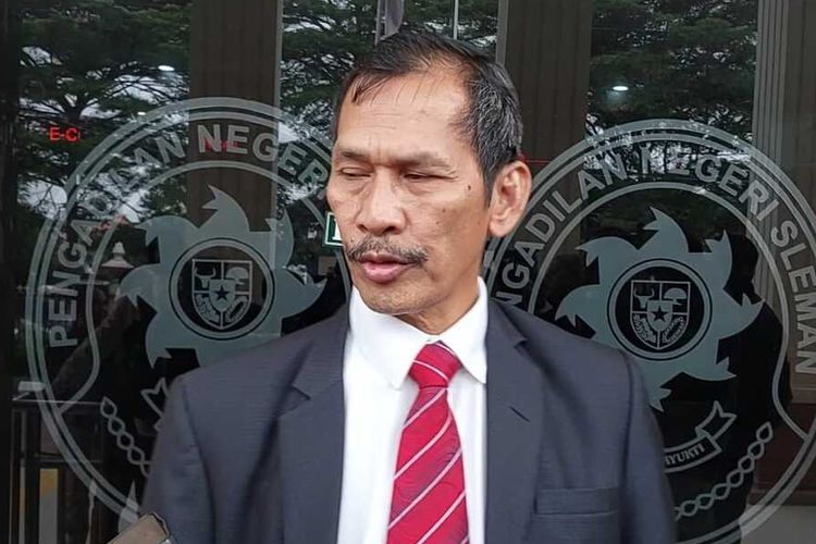 Ir. Komardin saat menemui wartawan di PN Sleman. Komardin merupakan pihak penggugat pimpinan UGM hingga Ir. Kasmudjo soal ijazah Joko Widodo.