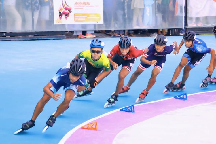 Atlet sepatu roda Kabupaten Lumajang sedang melakukan latihan persiapan Porprov 2022