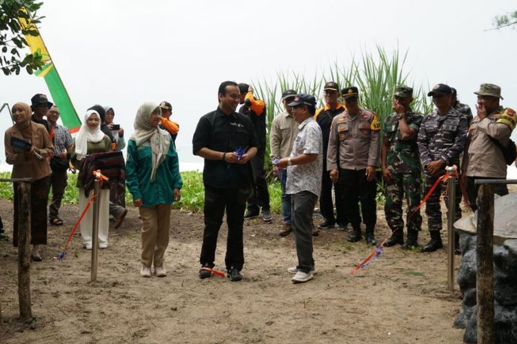 Sebagai upaya melestarikan Penyu dan jaga laut, DMC Dompet Dhuafa bersama Pemerintah Kabupaten Pacitan dan masyarakat setempat dirikan Saung Komservasi Penyu di Pesisir Pantai Soge, Pacitan, Jawa Timur, Sabtu (30/11/2024).