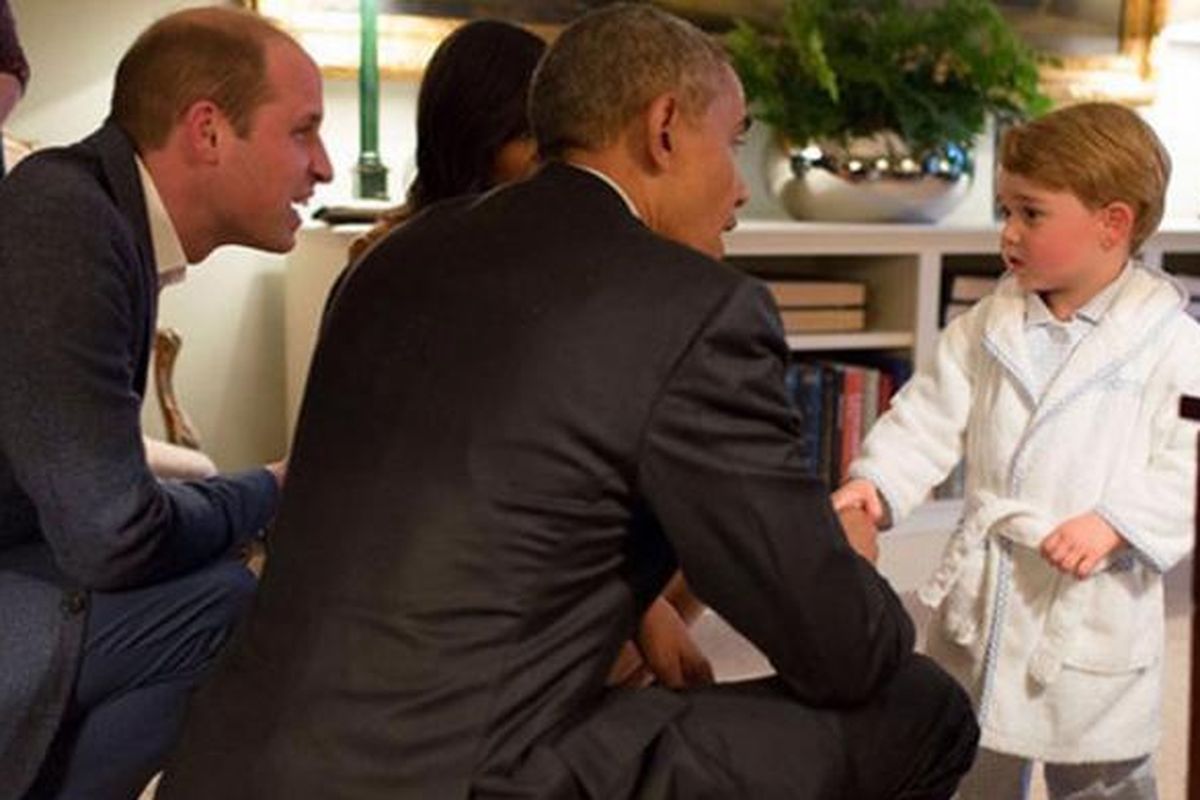 Pangeran William, Presiden Obama, dan Michelle Obama, bertemu dengan Pangeran George tepat di waktu tidur sang pangeran kecil tersebut. 