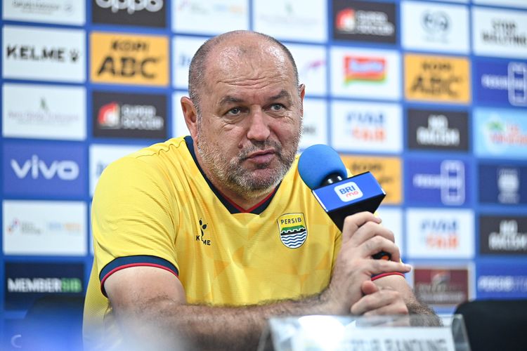 Pelatih Persib Bandung Bojan Hodak menghadiri konferensi pers jelang laga Persib vs Persebaya sehari jelang laga yang akan berlangsung Jumat (12/9/2025) di Stadion Gelora Bandung Lautan Api (GBLA). 