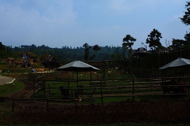 Nikmati suasana alam bersama keluarga di The Ranch di Puncak.