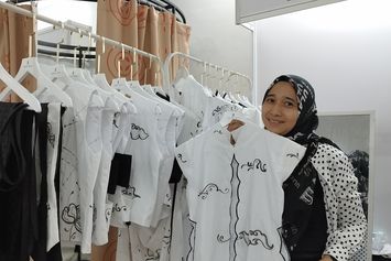 Cerita Zahro Manfaatkan Arang Batok Kelapa untuk Bisnis Pakaian