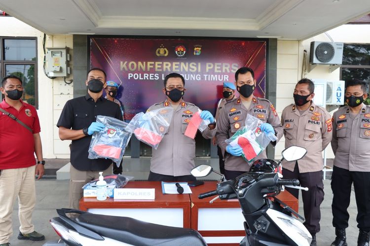 Polisi menunjukkan barang bukti kasus penculikan yang terjadi di Lampung Timur. Pelaku menculik korban karena ingin meminta tebusan sebesar Rp 50 juta.