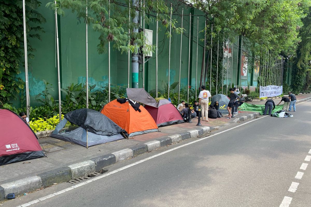 Tenda Aksi Massa Tolak UU TNI di Gerbang Pancasila DPR Sempat Dipindah Paksa