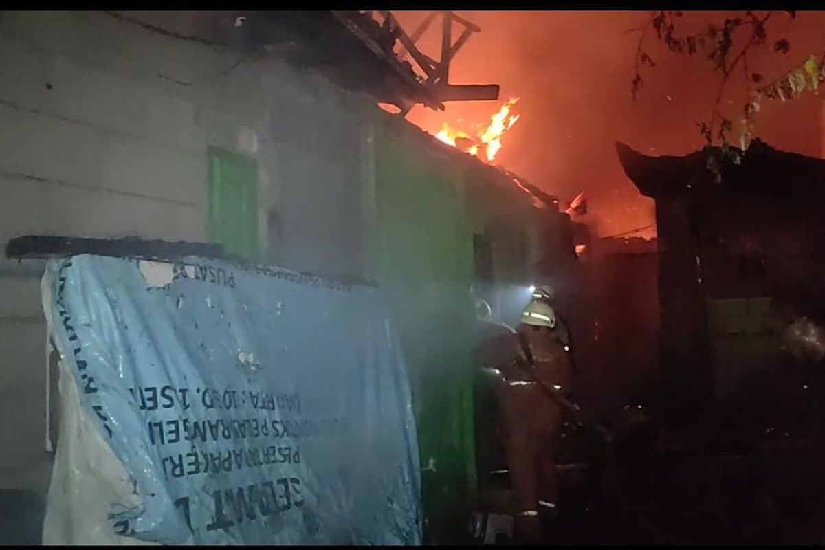 Sebanyak 15 rumah di Jalan Dr. KRT Radjiman Wedyodiningrat, Jatinegara, Cakung, Jakarta Timur, kebakaran pada Rabu (3/3/2021) pagi.
