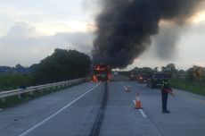 Bus AKAP Pahala Kencana yang Terbakar di Jalan Tol karena Pecah Ban