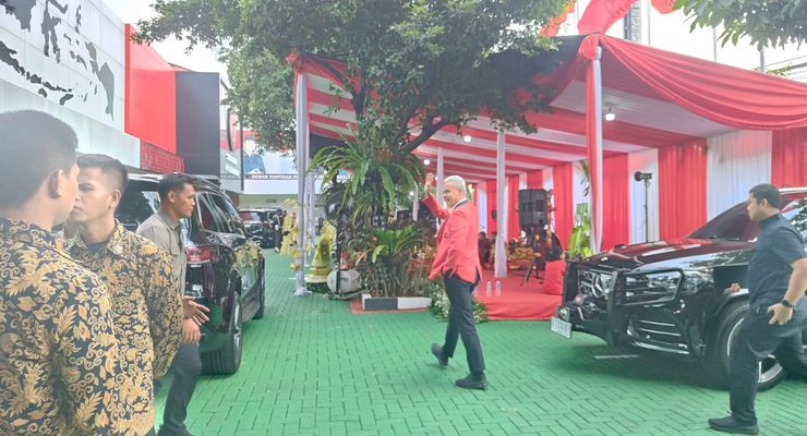 Kenakan Jas Merah, Ganjar Tiba di HUT Ke-51 PDI-P