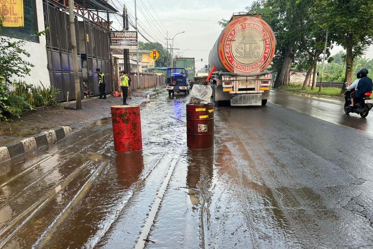 Lumpur sisa luapan banjir di timur Jembatan Buk Wedi Sungai Buk Wedi, Blandongan, Kota Pasuruan yang rawan terjadi kecelakaan akibat jalan licin, Jumat (09/01/2025).