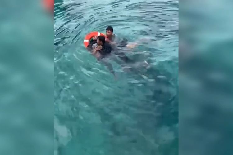 Warga dihebohkan dengan sesosok mayat wanita yang ditemukan terapung di area pelabuhan kapal feri Wamengkoli, desa One Waraa, Kecamatan Lakudo, Kabupaten Buton Tengah, Kamis (7/11/2024).