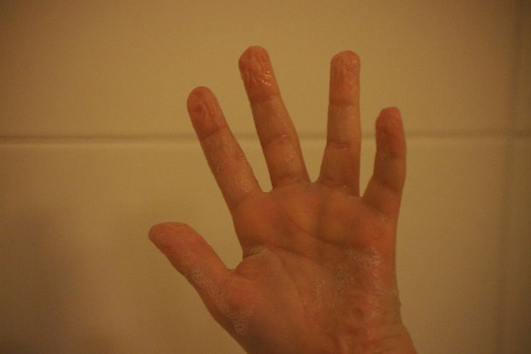 Ilustrasi jari tangan keriput setelah kena air