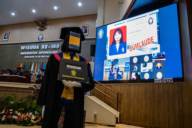 Sebuah robot peraga berpose seusai mengikuti wisuda secara daring di Universitas Diponegoro (UNDIP), Semarang, Jawa Tengah, Senin (27/7/2020). WIsuda ke-159 UNDIP yang diikuti 2.561 lulusan itu menggunakan teknologi robot peraga yang menggantikan kehadiran fisik para wisudawan maupun wisudawati karena sejumlah kebijakan protokol kesehatan dalam upaya mencegah penyebaran COVID-19.