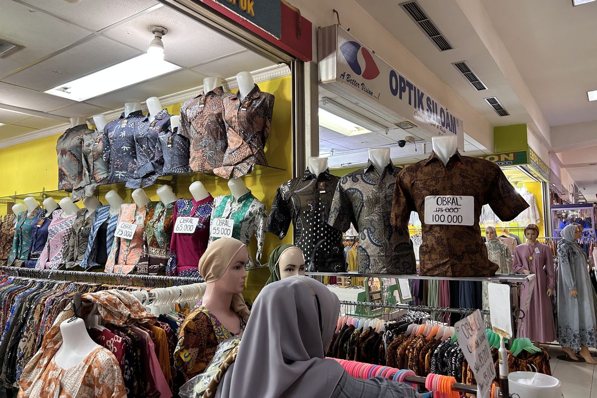 Salah satu toko batik di ITC Depok yang menjual batik berbahan kantun yaitu Toko Batik Rifqi.