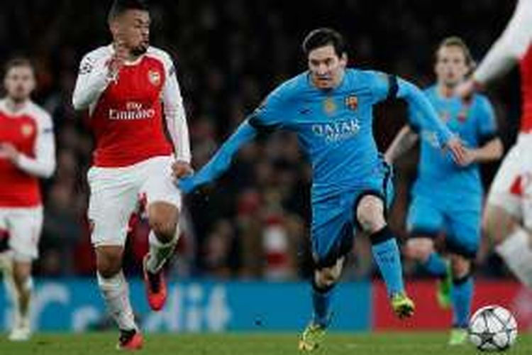 Pemain Barcelona, Lionel Messi (kanan), berduel dengan pemain Arsenal, Francis Coquelin, pada laga leg pertama babak 16 besar Liga Champions di Stadion Emirates, Selasa (23/2/2016) atau Rabu dini hari WIB.