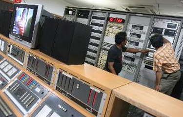 Kesibukan di Master Control Room Radio Republik Indonesia, Jakarta, yang menjadi salah satu sarana vital bagi kegiatan penyiaran di radio tersebut.