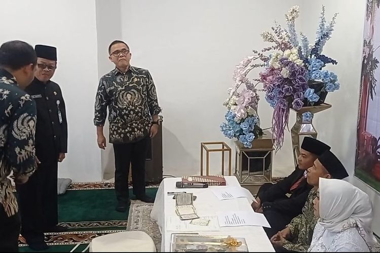 Menpan RB menyaksikan pernikahan pasangan pengantin di Ngawi, Jawa Timur, Kamis (27/6/2024).