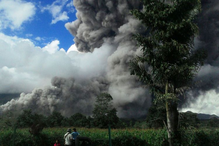 Erupsi Gunung Sinabung tidak membuat warga sekitar panik karena sudah terbiasa, Rabu (27/12/2017)