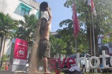 Sumur Kering, Warga Jogja Aksi Mandi Tanah di Depan Hotel