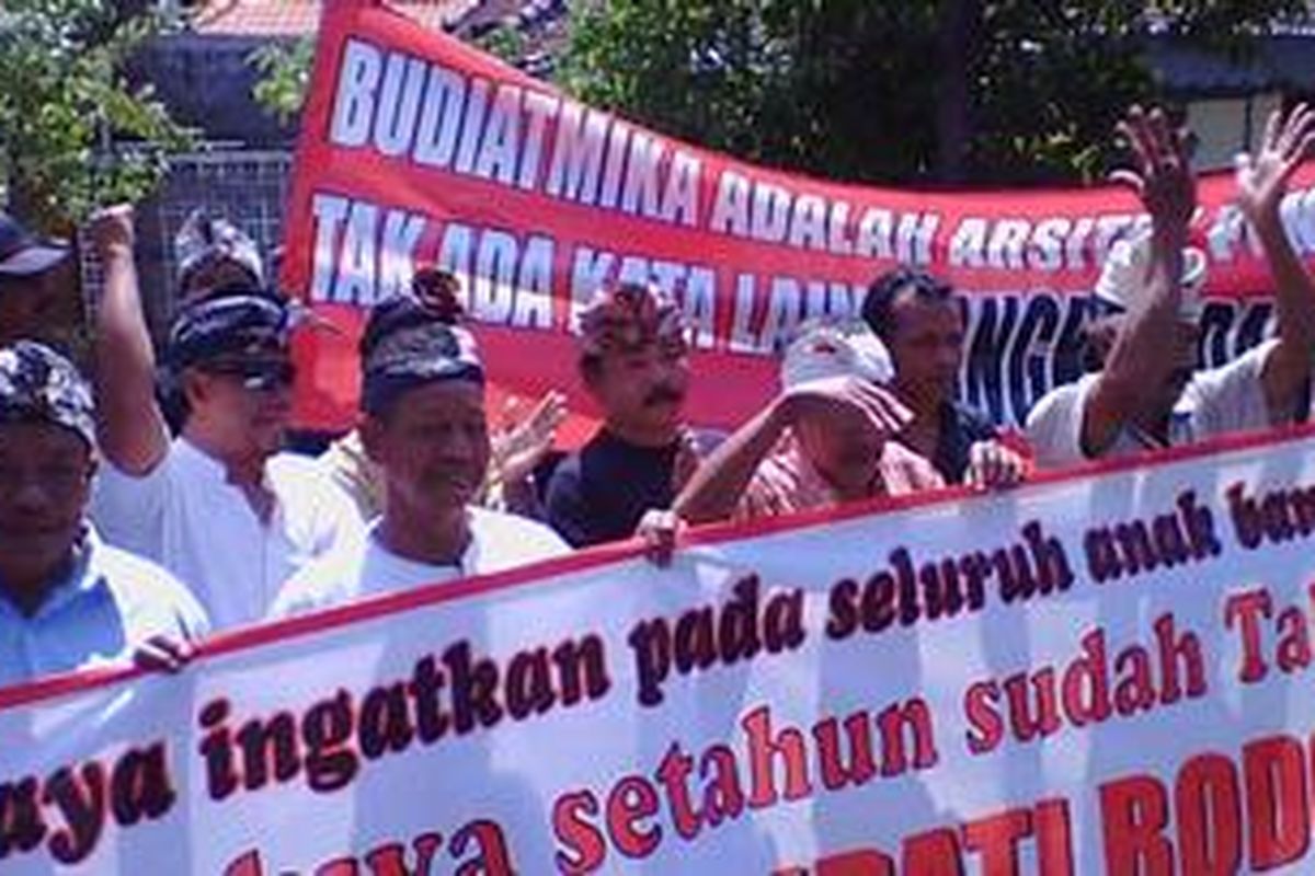 Puluhan warga Tabanan mendatangi rumah aspirasi anggota komisi II DPR-RI, Pasek Suardika di Jalan Ciungwanara, Denpasar, Selasa (09/08/2011). Massa menuntut Bupati Tabanan Eka Wiryastuti dicopot karena memalsukan dokumen pemilukada.