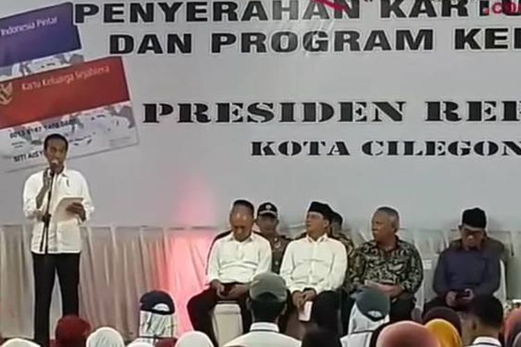 Presiden RI Joko Widodo dalam acara penyerahan Kartu Indonesia Pintar (KIP) dan Kartu Program Keluarga Harapan (PKH) di Kota Cilegon, Banten, Kamis (5/10/2017).