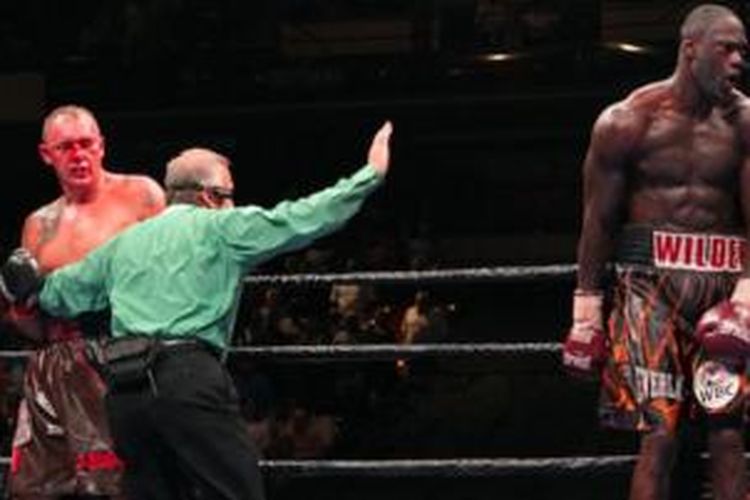 Deontay Wilder (kanan) menghentikan perlawanan Johann Duhaupas di ronde 11, Sabtu (26/09/2015)