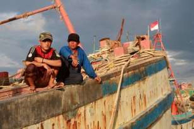 Dua ABK dari enam kapal penangkap ikan asal Vietnam menggunakan bendera Indonesia, yang ditangkap di wilayah perairan Laut China Selatan, pada Sabtu (16/4/2016). Kapal kemudian dibawa menuju dermaga di Pontianak Rabu (20/4/2016).