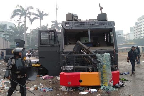 Demo Mahasiswa di Depan DPR, Massa Rusak Water Canon, Pagar, hingga Kawat Berduri