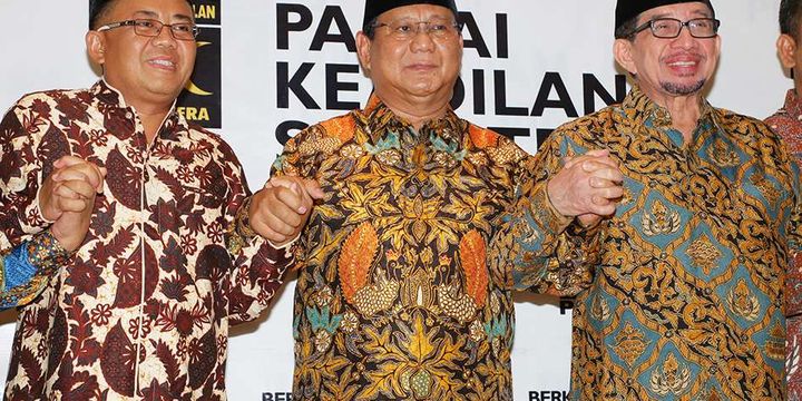Ketua Umum Partai Gerindra Prabowo Subianto (tengah) bergandengan tangan dengan Presiden PKS Sohibul Iman (kiri) dan Ketua Majelis Syuro PKS Salim Segaf Aljufri seusai melakukan pertemuan di DPP PKS, Jakarta, Senin (30/7/2018). Pertemuan tersebut untuk membahas hasil dari penyampaian Ijtima Ulama dan Tokoh Nasional yang menunjuk Prabowo Subianto sebagai Calon Presiden 2019 serta Ketua Majelis Syuro PKS Salim Segaf Aljufri dan Ustaz Abdul Somad sebagai Cawapres.