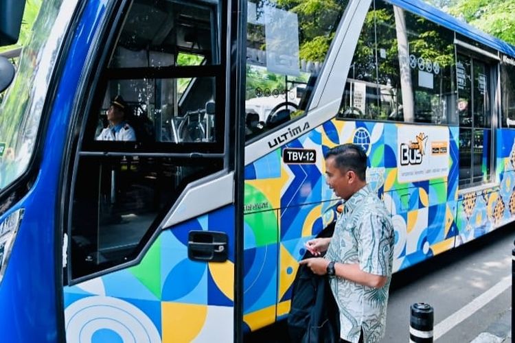 PJ Gubernur Jabar, Bey Machmudin saat menggunakan angkutan umum BRT menuju Gedung Sate, Kota Bandung, Jumat (22/3/2024).
