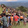 Patung Jokowi Seberat 700 Kg di Tengah Bukit Sunu Akhirnya Diarak Ratusan Warga Menuju Puncak