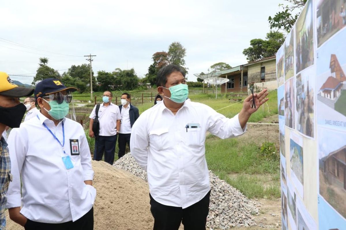 Direktur Jenderal (Dirjen) Perumahan Kementerian PUPR Khalawi Abdul Hamid saat meninjau kawasan Sarana Hunian Pariwisata (Sarhunta) di KSPN Danau Toba, Provinsi Sumatera Utara.