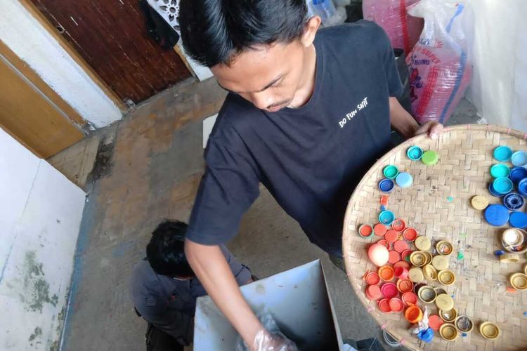 Kegatan mendaur ulang limba plastik yang dilakukan kelompok pemuda di Kabupaten Cianjur, Jawa Barat, yang mengatasnamakan diri sebagai After Waste.