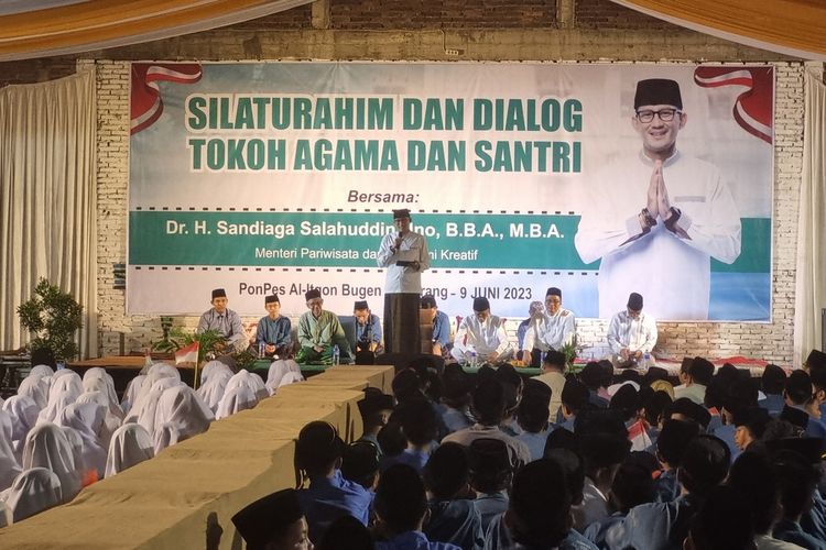 Sandiaga memberi sambutan saat silaturahim di Ponpes Al Itqon.