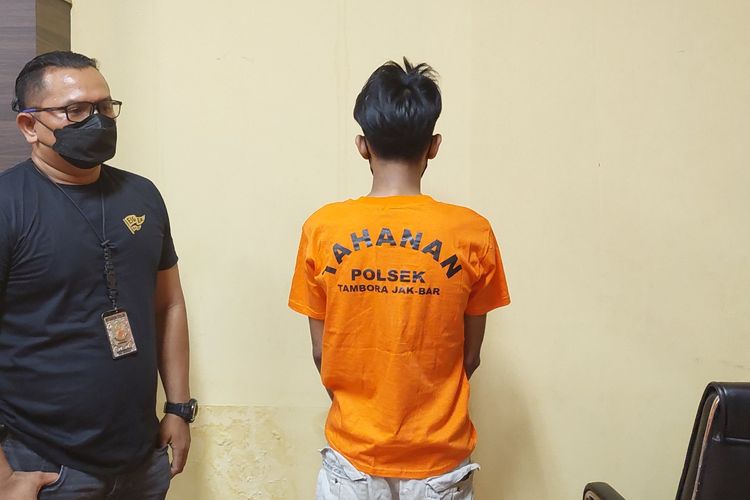 Pelaku pencurian, RR (21), yang menodongkan senjata tajam kepada pedagang bensin eceran di Jalan Duri Baru RT 12 RW 06, Jembatan Besi, Tambora, Jakarta Barat, pada Kamis (14/7/2022).