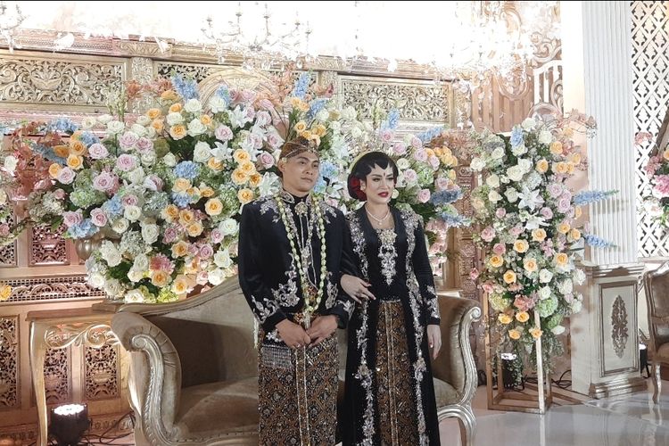 Shinta Bachir resmi menikah dengan Indra Kristianto pada Minggu (12/3/2023) di Gedung Pewayangan, Taman Mini Indonesia Indah, Jakarta Timur.
