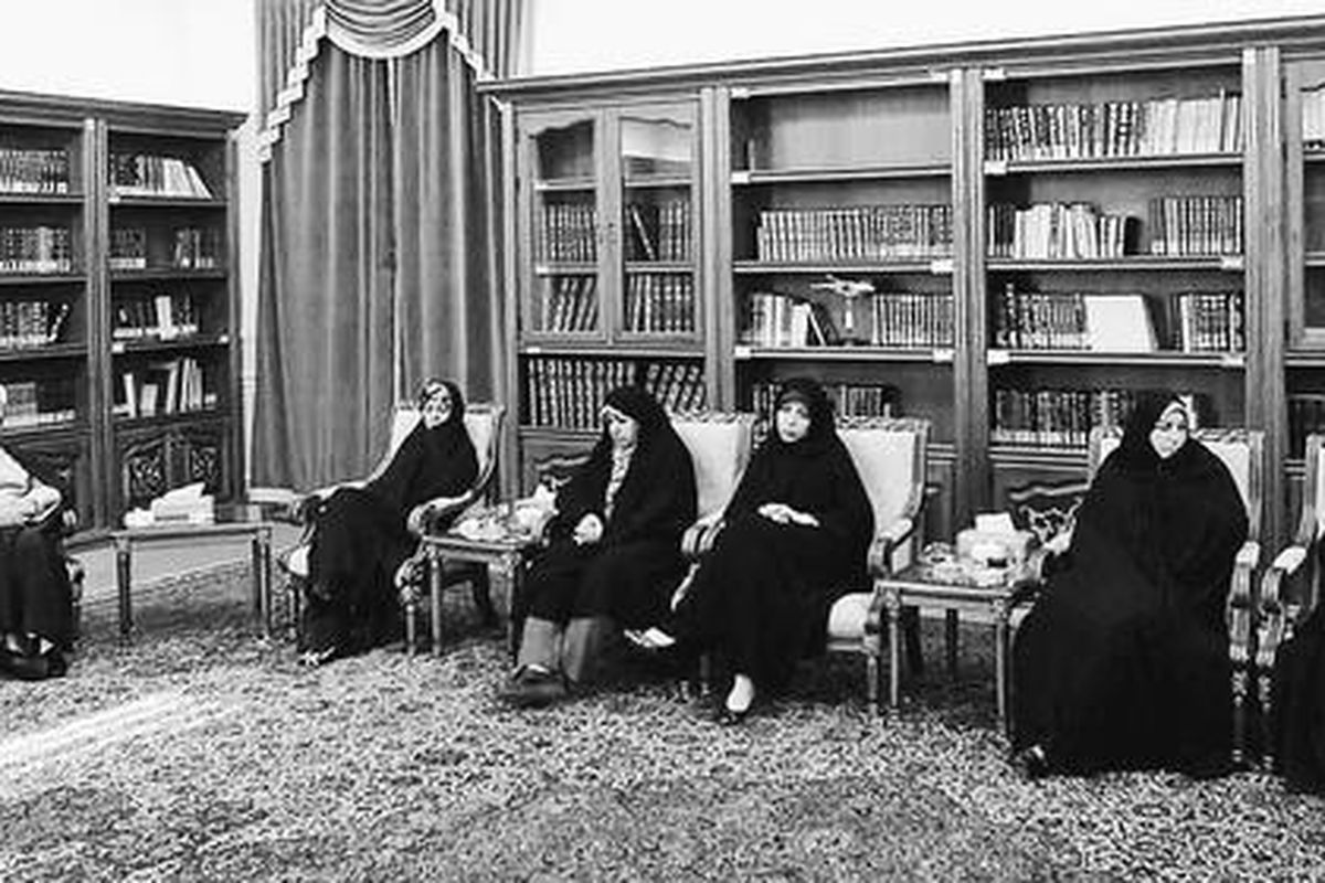 Mantan Presiden Iran Akbar Hashemi Rafsanjani (kiri) bertemu dengan anggota keluarga yang ditangkap aparat, Minggu (5/7) di Teheran.