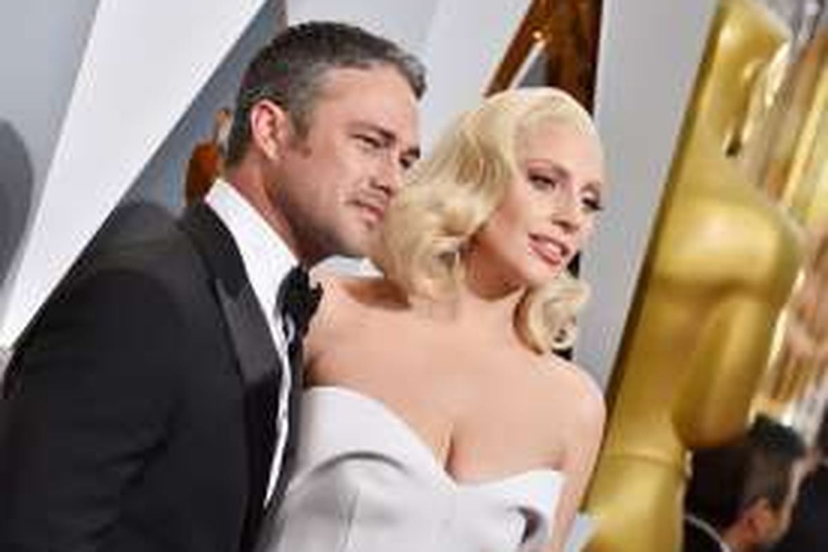 Pasangan Lady Gaga dan Taylor Kinney menghadiri Academy Award ke-88 di Hollywood & Highland Center, Hollywood, California, Minggu (28/3/2016). 