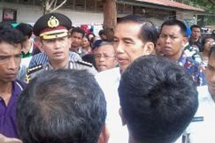 Presiden Joko Widodo saat mengunjungi pengungsi korban letusan Gunung Sinabung di Kabupaten Karo, Rabu (29/10/2014).