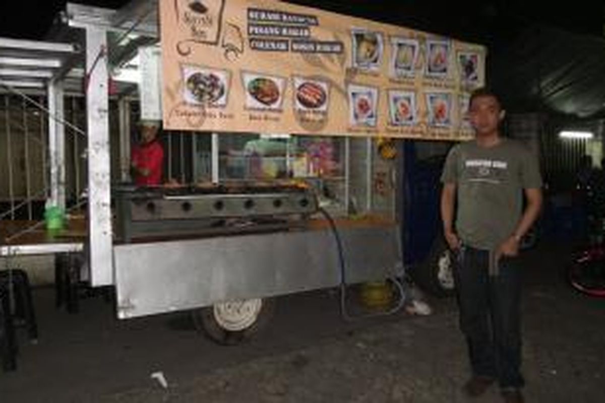Aswan Sumarno (29), penjual kue surabi khas Bandung di Jalan KH Wahid Hasyim, Gambir, Jakarta Pusat. Dia adalah salah satu pelaku usaha kecil menengah yang terkena imbas kenaikan harga bahan bakar minyak.