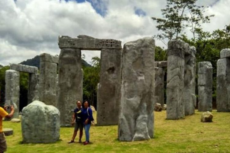 Wisatawan berfoto ria dia Stonehenge, Dusun Petung, Kepuharjo, Cangkringan, Sleman, DI Yogyakarta. 