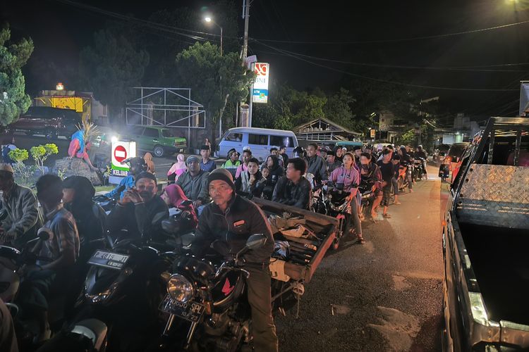 Antrean BBM di Jember Jawa Timur masih terus terjadi, Selasa (30/7/2025) malam
