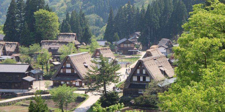 Pemandangan Ainokura, sebuah desa yang berumur ratusan tahun di Gokayama, Prefektur Toyama, Jepang, dari atas bukit.