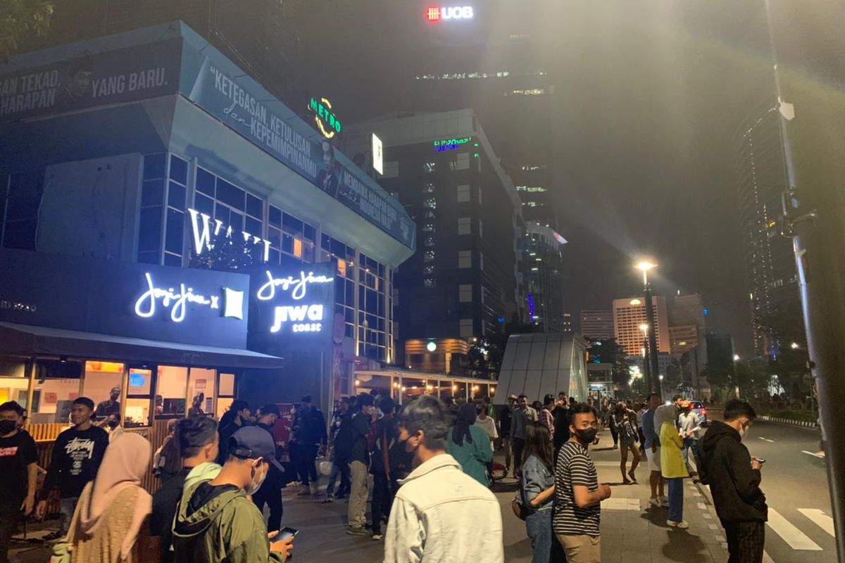 Kawasan Stasiun MRT Dukuh Atas, Jakarta Pusat, tengah digandrungi remaja asal Citayam, Depok, untuk menghabiskan waktu nongkrong juga membuat konten dengan tampil di aksi peragaan busana Citayam Fashion Week.