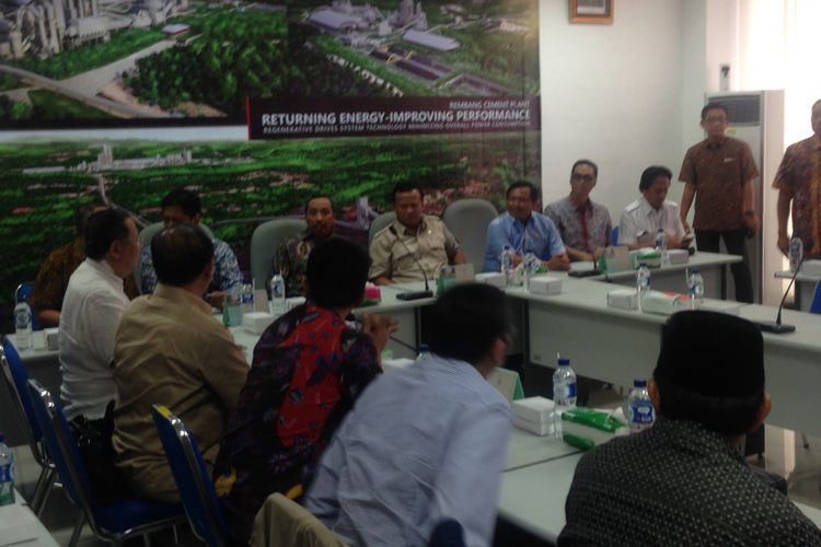 Rombongan DPR menyambangi lokasi pabrik Semen Indonesia di Kabupaten Rembang, Kamis (13/4/2017). Mereka datang melihat pabrik, dan menyerap aspirasi warga sekitar. 