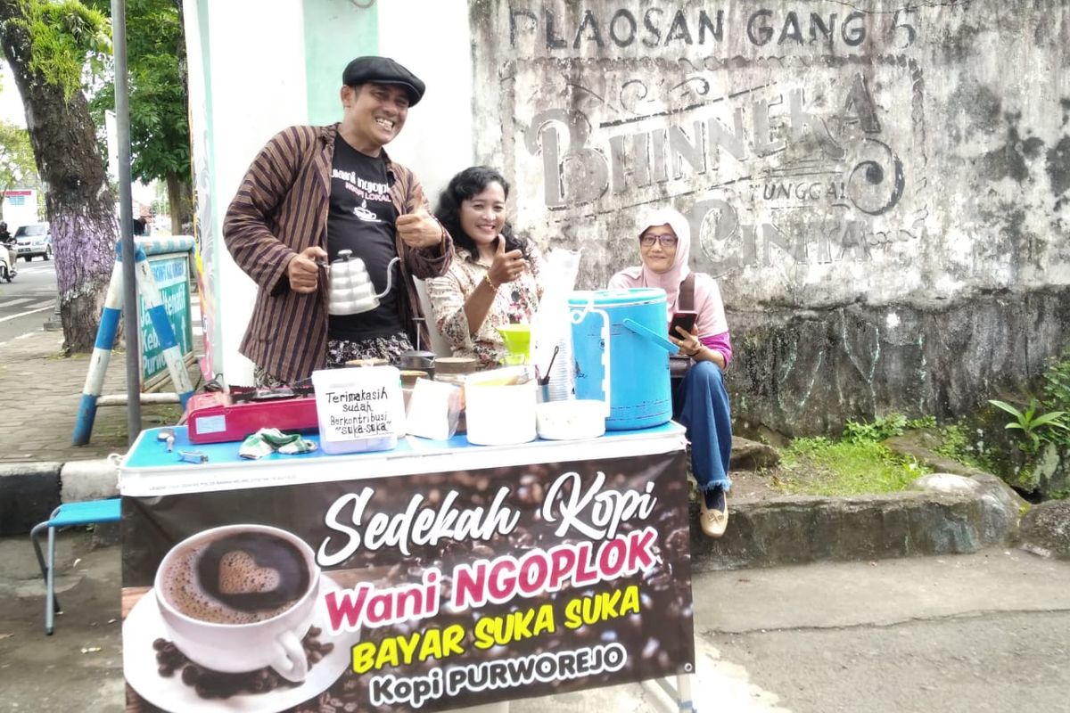 Sedekah Kopi digagas oleh Haris Lee (52), pemilik dari Kopi Sang Pelipur Kelurahan Sindurjan Purworejo. Pria dengan tampilan sederhana dan murah senyum ini ingin mengkampanyekan kopi lokal Purworejo ke masyarakat secara luas.
