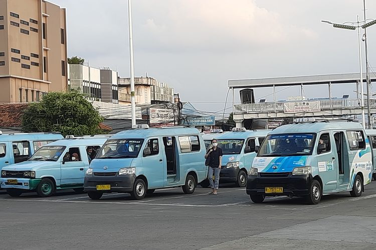 Sejumlah angkot ngetem di Terminal Kampung Melayu, Jatinegara, Jakarta Timur, Selasa (6/9/2022).