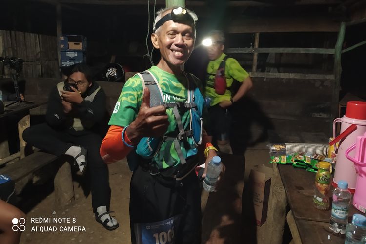 Ngatiman, pelari tertua Run To Care 2022 berada di Water Station 1 rute Parapat-Berastagi-Medan pada Sabtu (30/7/2022) dini hari. Ngatiman yang asal Semarang, kelahiran April 1954 ini, mengambil kategori 150 kilometer.

